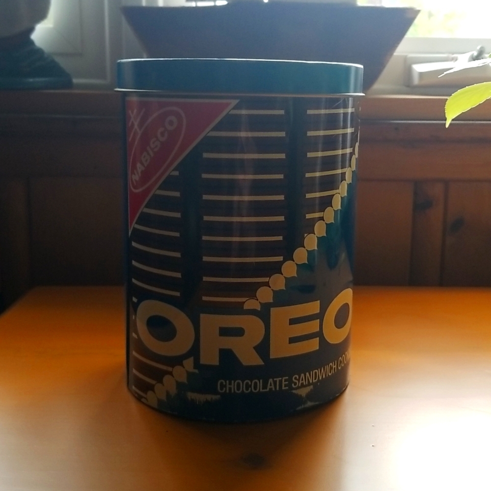 - Vintage oreo tin. Made in NJ